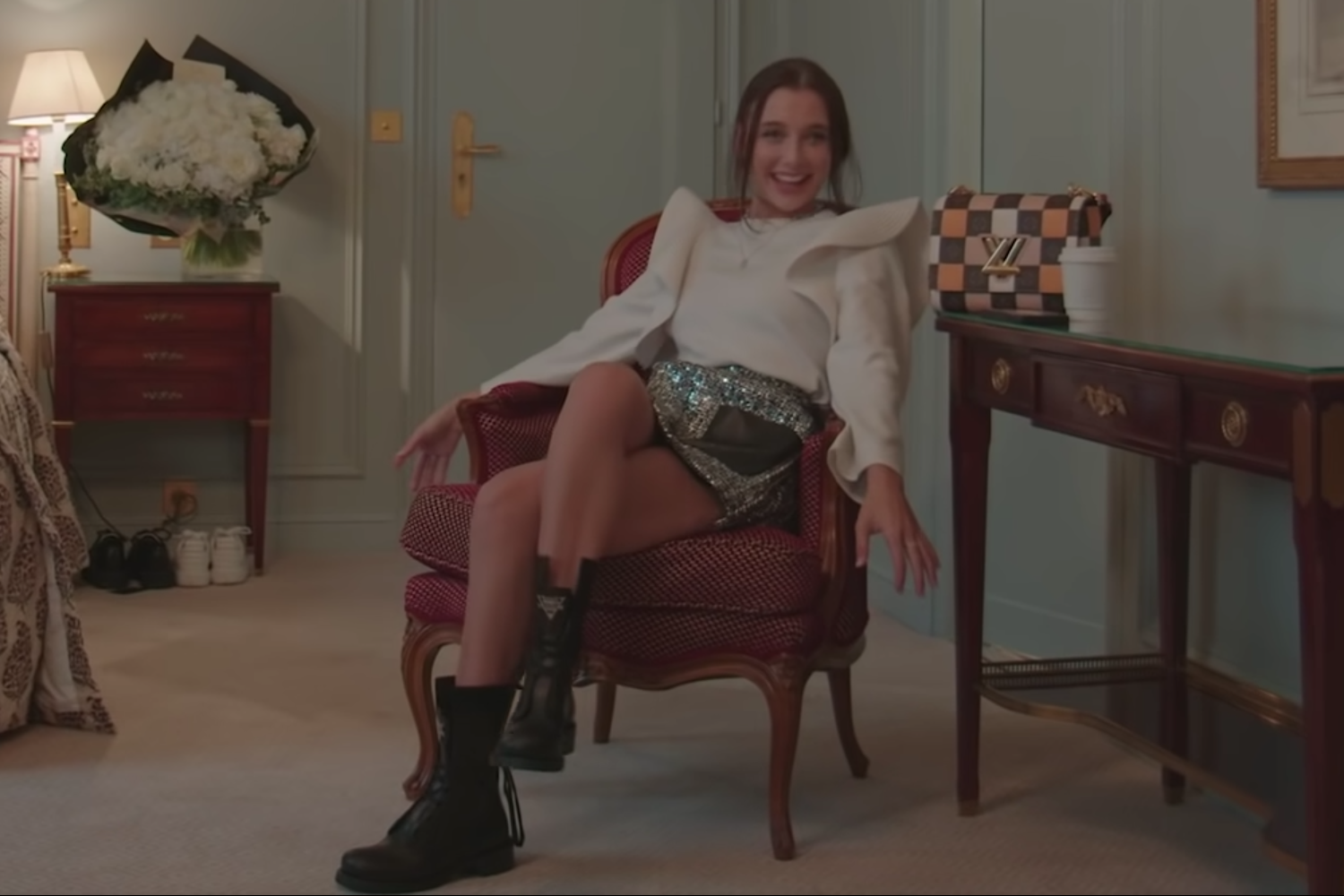 Emma Chamberlain présente la collection souliers Louis Vuitton